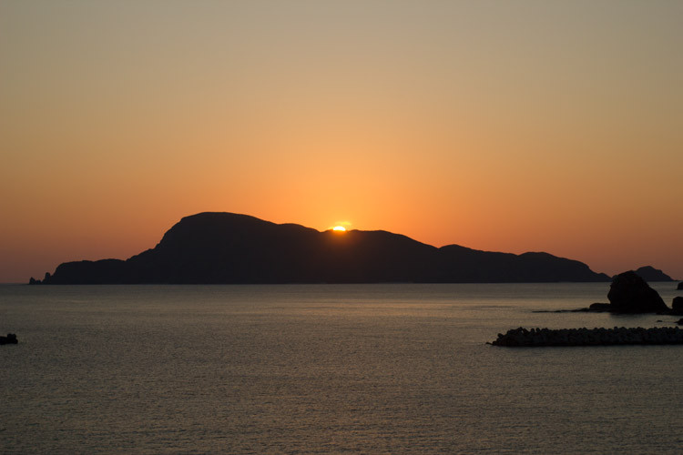 慶留間島や阿嘉島から夕日の沈む方向にある久場島も、ダイビングスポットなどで有名な無人島