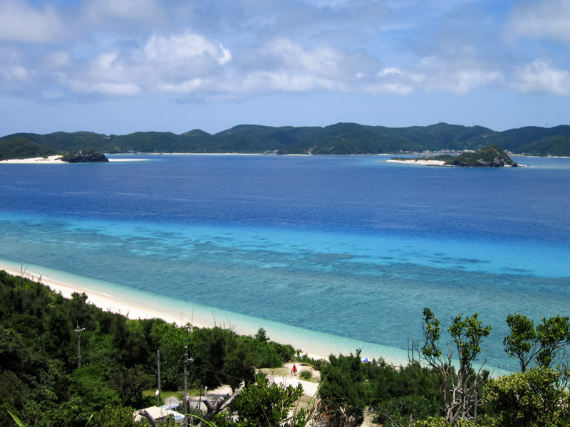 座間味島と阿嘉島の間にある無人島「安慶名敷島」や「嘉比島」は人気の無人島