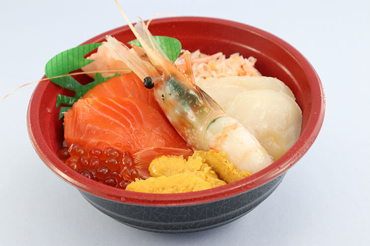 北海道の豪華4種盛り海鮮丼です
