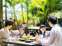 【朝食】瀬良垣ビーチを眺めながら、リゾートならではの朝食を満喫頂けます。