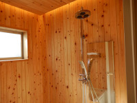 ヒノキ板貼りの浴室・大型シャワー