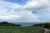 伊江島にかかる虹が見れた日は何か良いことが起こりそうな気がします。
