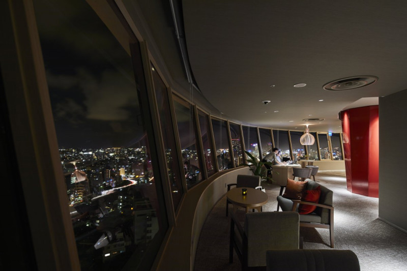 360度の景色を見渡せるホテル最上階のラウンジは、スイート、プレミアラウンジのゲストだけにご用意された贅沢な空間。
