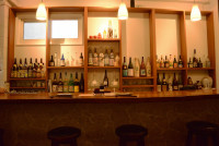琉球松の廃材を再利用したカウンター。ヴィンテージ古酒のコレクションを一覧できます。