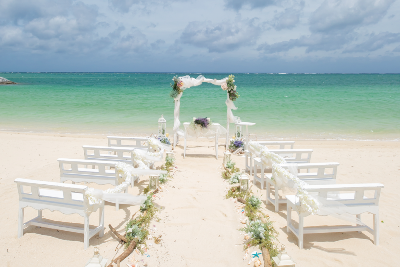 【格安挙式】 挙式衣裳すべて込み 沖縄北谷の素敵なビーチでリーズナブルに挙式