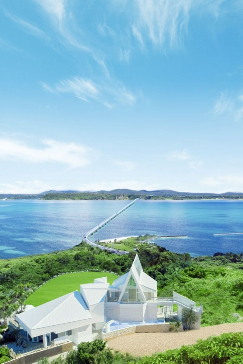 古に「恋の島」としての神話が伝承されているパワースポット古宇利島。絶景で有名な古宇利オーシャンタワーに隣接するプライベートガーデンに誕生した白亜のチャペル。唯一無二の非日常空間で憧れの沖縄リゾートウェディングが叶う！