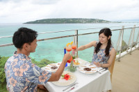 沖縄の絶景が臨めるレストランでお食事！