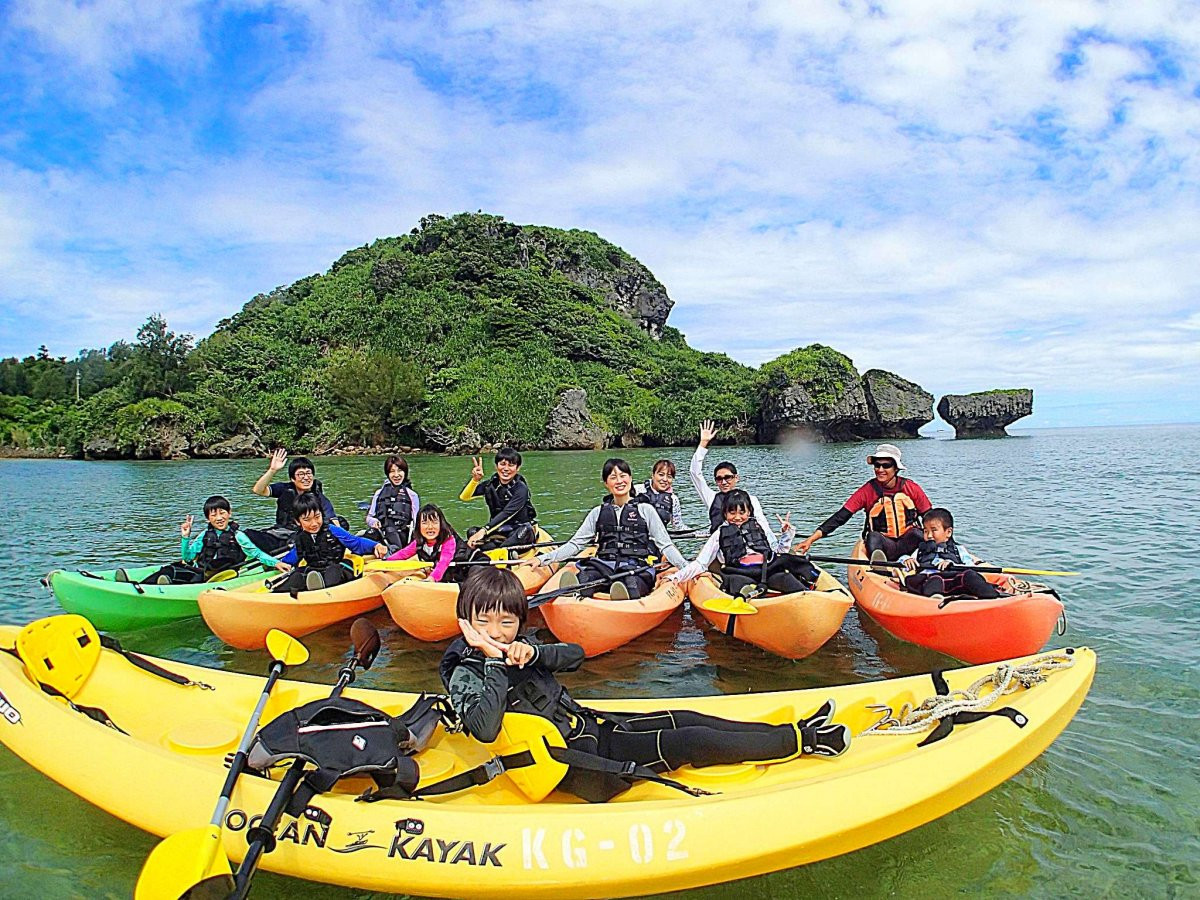 【1歳～OK・1グループ完全貸切り】断崖絶壁シーカヤック＆サンゴ礁探検と貝殻拾い　沖縄アンダゴ