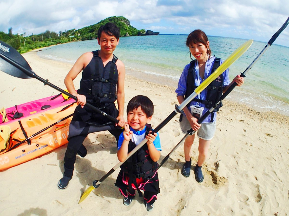 【1歳～OK・1グループ完全貸切り】断崖絶壁シーカヤック＆サンゴ礁探検と貝殻拾い　沖縄アンダゴ