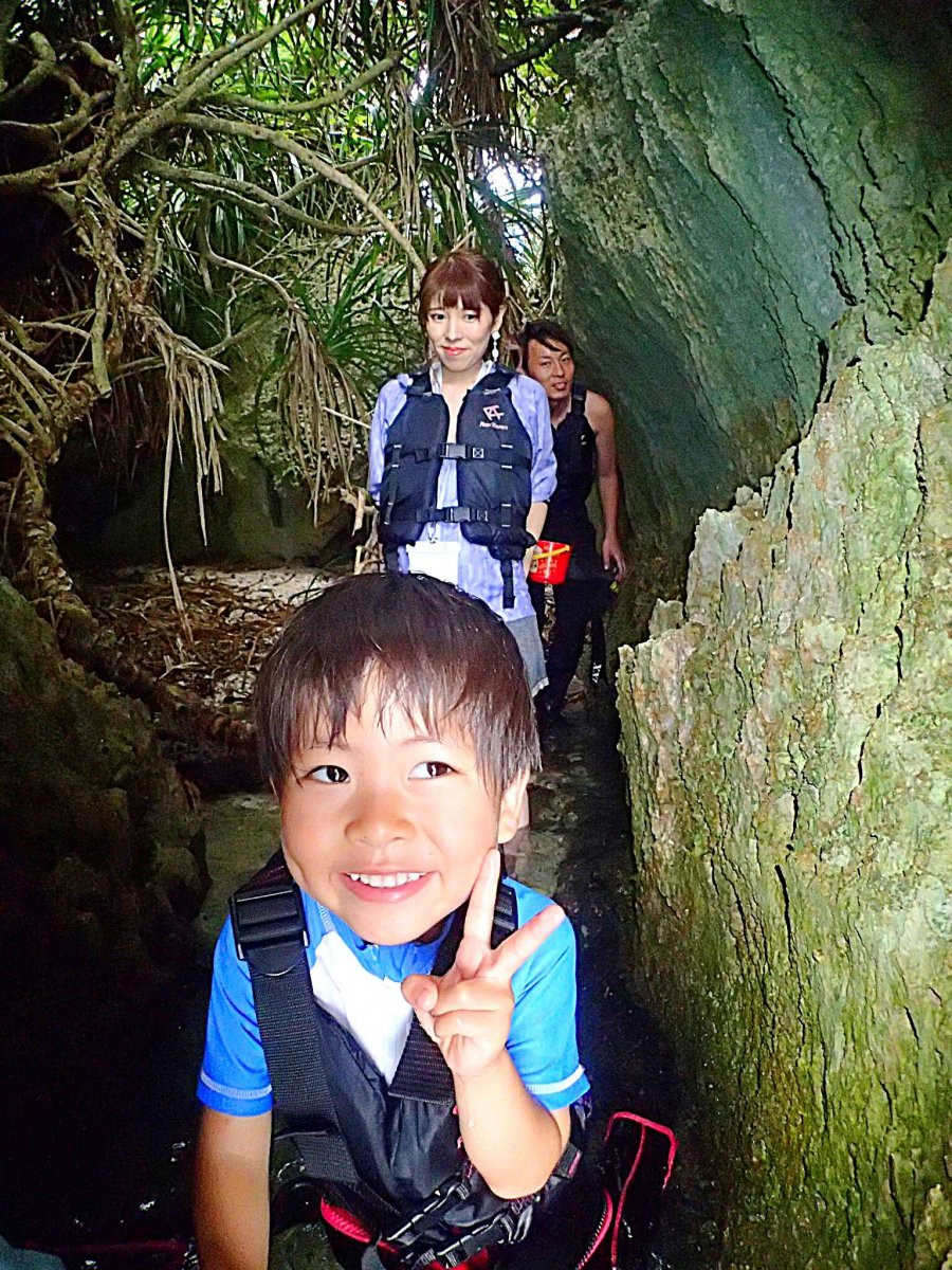 【1歳～OK・1グループ完全貸切り】断崖絶壁シーカヤック＆サンゴ礁探検と貝殻拾い　沖縄アンダゴ