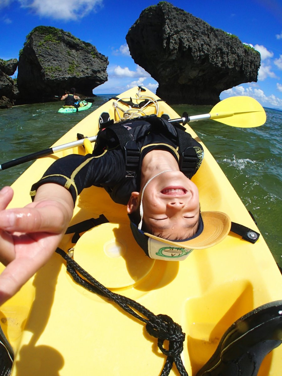 【1歳～OK・1グループ完全貸切り】断崖絶壁シーカヤック＆サンゴ礁探検と貝殻拾い　沖縄アンダゴ