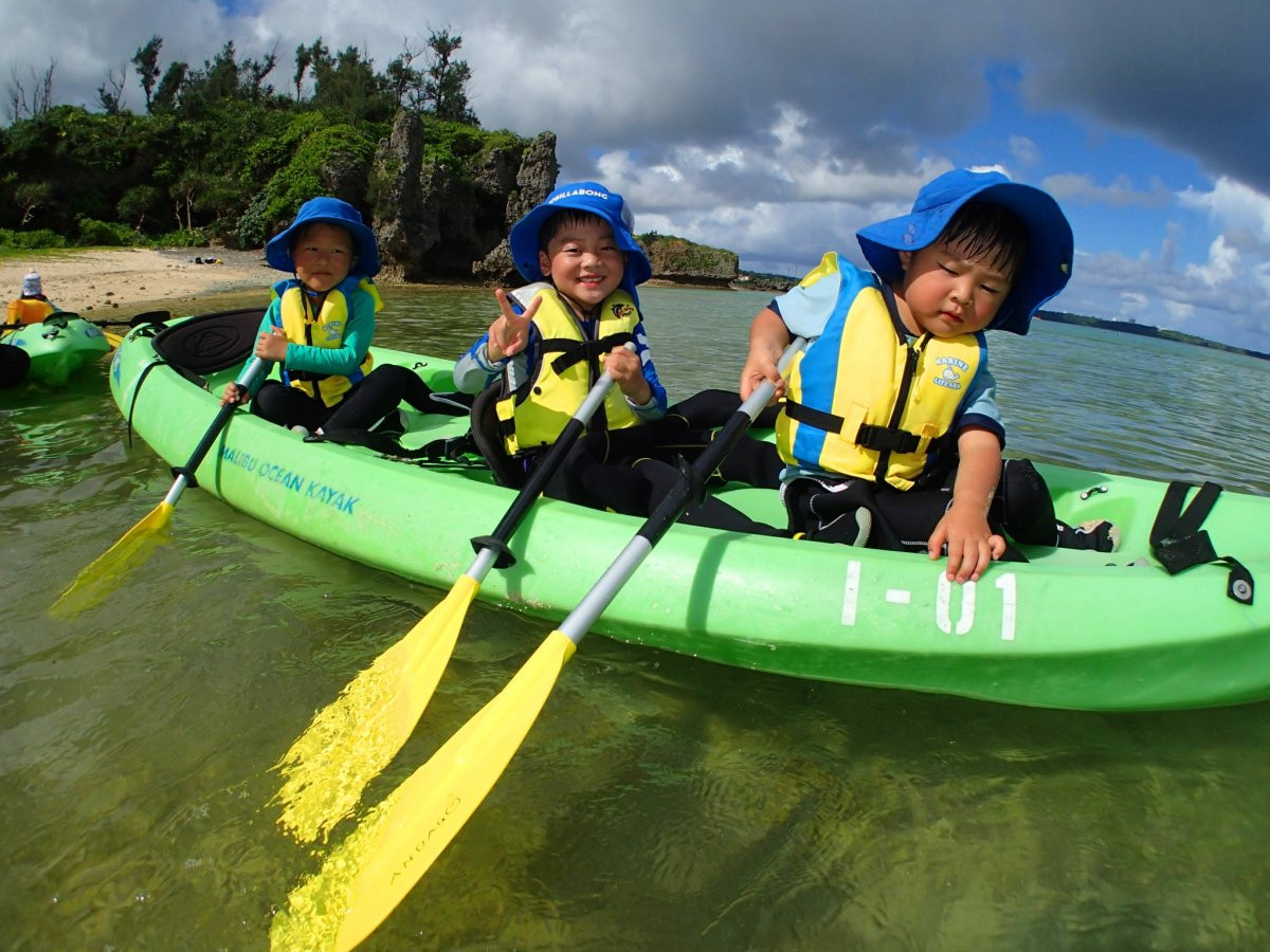 【1歳～OK・1グループ完全貸切り】断崖絶壁シーカヤック＆サンゴ礁探検と貝殻拾い　沖縄アンダゴ