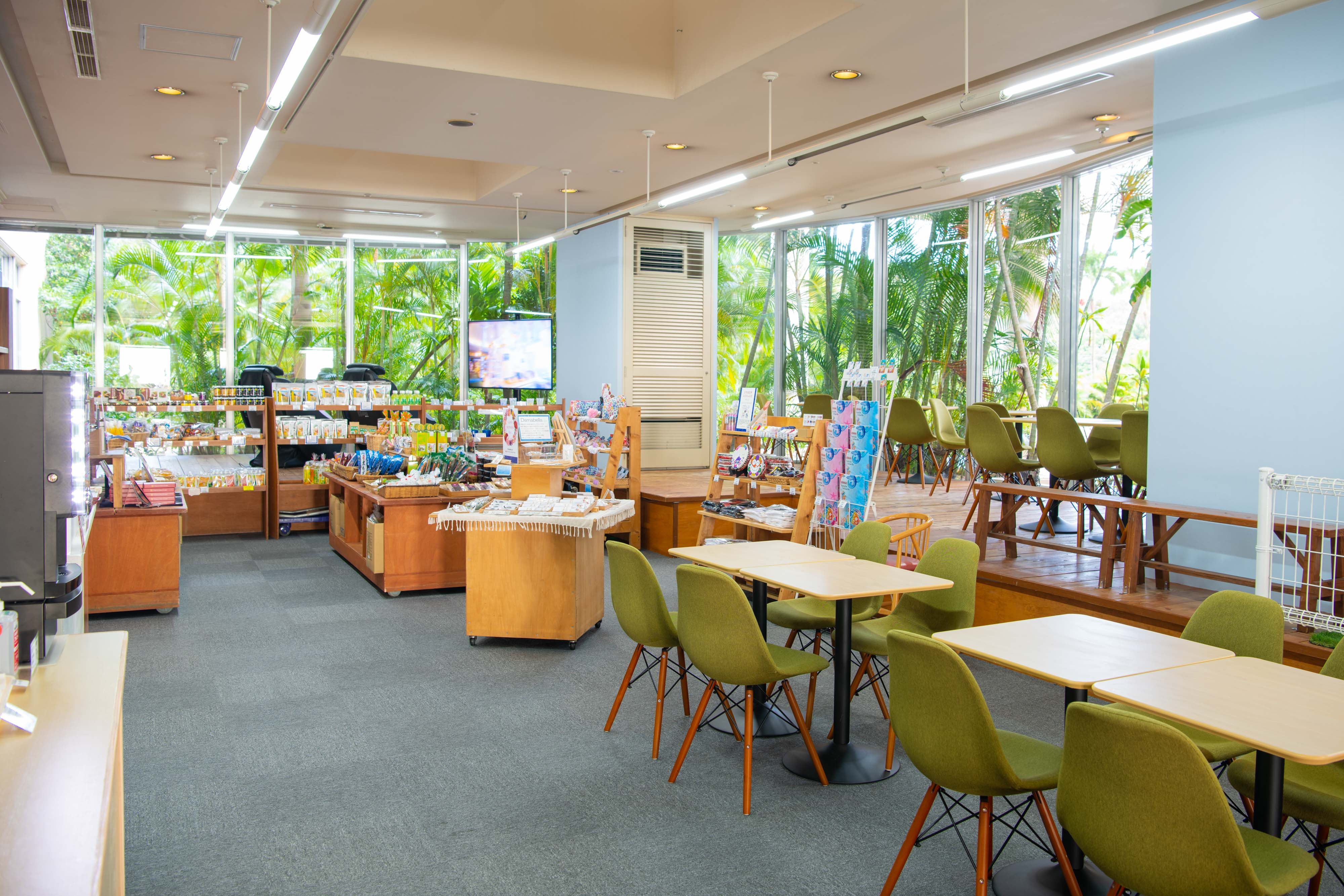 琉球総合土産館 谷茶前商店（リザンシーパークホテル谷茶ベイ）