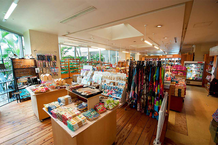 琉球総合土産館 谷茶前商店（リザンシーパークホテル谷茶ベイ）