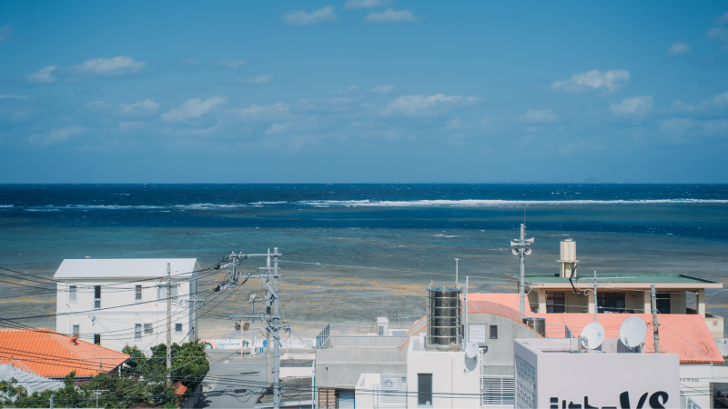 那覇空港からお車で６０分。沖縄らしい赤瓦の古民家が残るリゾートエリア。