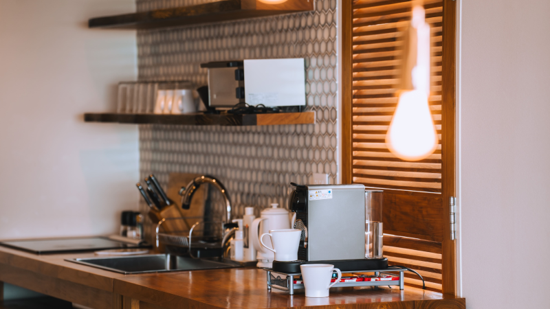 IHコンロ、食器類、調理器具、炊飯器、電子レンジ、炊飯器完備