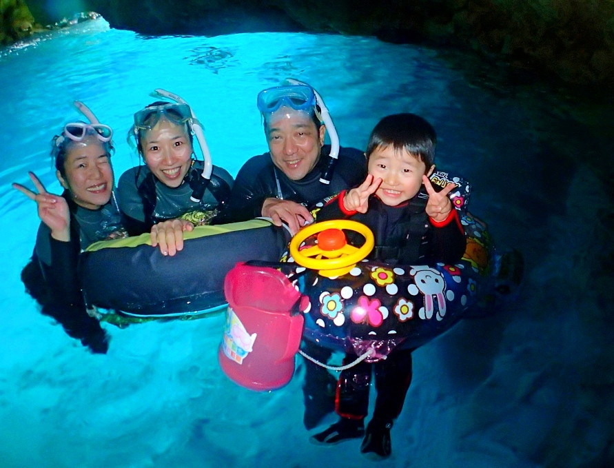 沖縄アンダゴ【3歳～グループ貸切り】熱帯魚と青の洞窟シュノーケル
