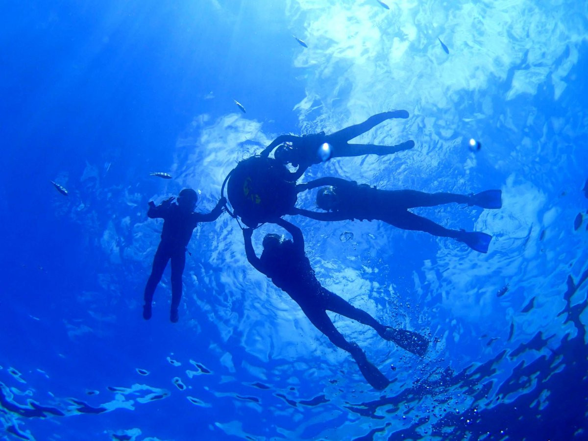 沖縄アンダゴ【3歳～グループ貸切り】熱帯魚と青の洞窟シュノーケル