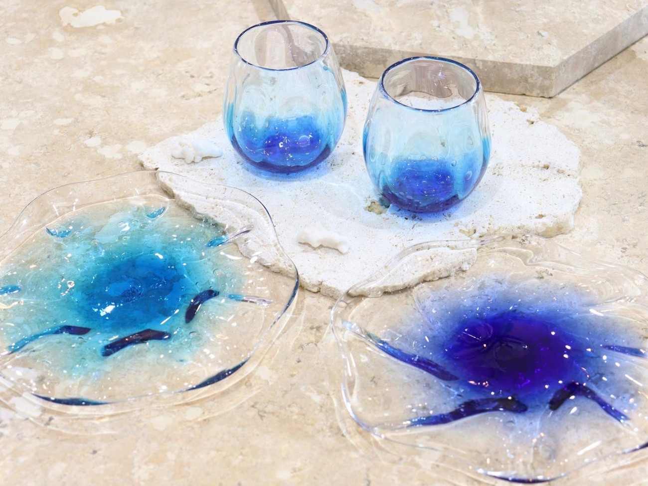 話題の行列 沖縄旅行の思い出に 琉球ガラスの一輪挿し 花瓶