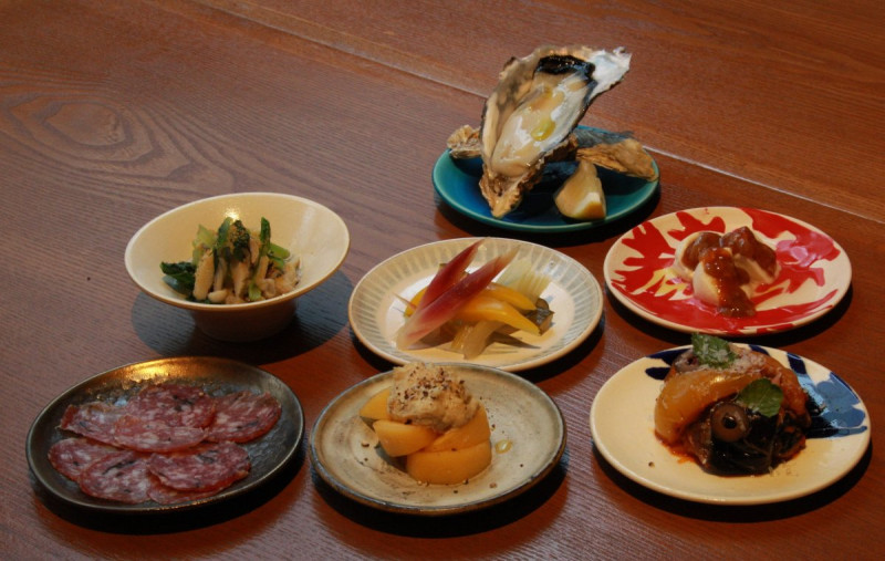 おつまみは餃子、メンチカツ、おひたし、 生ハム、チーズなど和洋中を幅広くラインナップ。