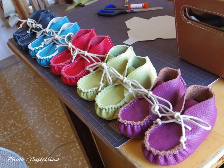 イタリア製の高級革で作る子供靴.