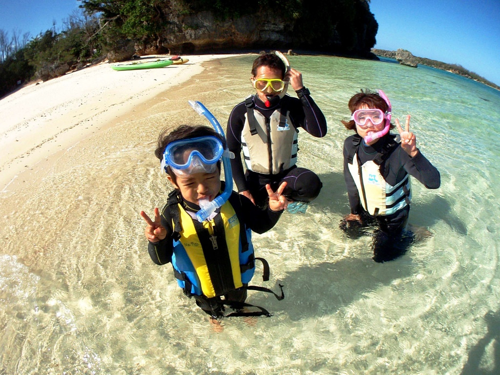 沖縄アンダゴ【３歳～貸切り】カヤックで行く無人島＆熱帯魚シュノーケル