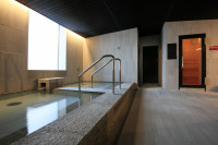 サウナ&バスルームには、温度管理された水風呂を備え、広めのドライサウナとスチームサウナを完備