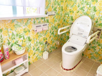 トイレは車椅子でそのまま入れる広々バリアフリー設計。