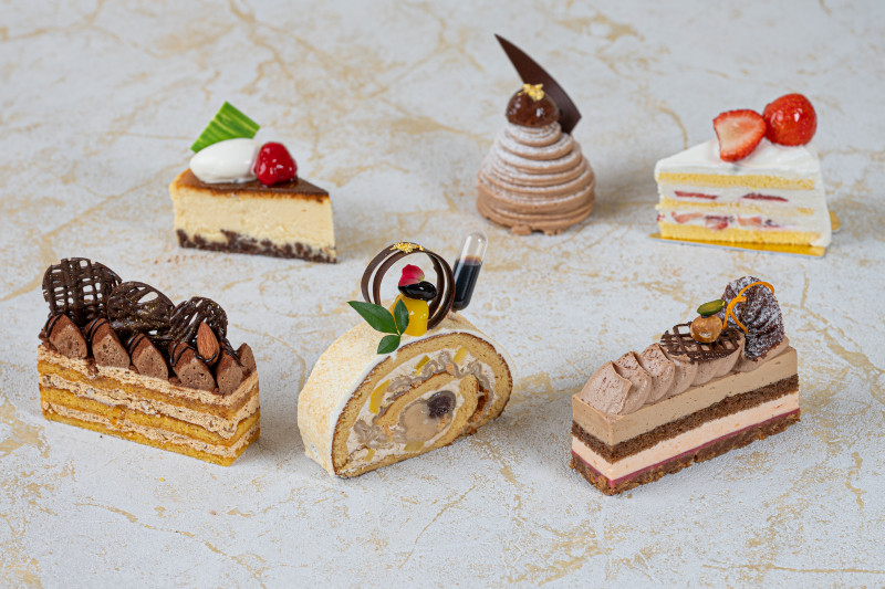 ケーキ各種、デザートもご用意しております