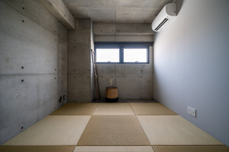 い草の香り漂う琉球畳の和室。お子様連れにも安心です。和室は最大3組の敷布団を設置可能。