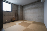 琉球畳のい草の香りで癒される和室は　最大3組までの敷きふとんを設置可能