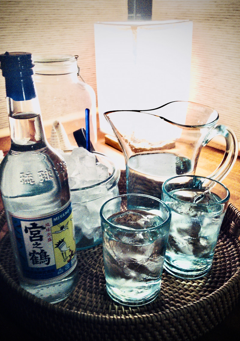 旅先で味わうその土地の酒は特別な美味い酒。本物の「琉球ガラス」で味わう島酒は格別です。