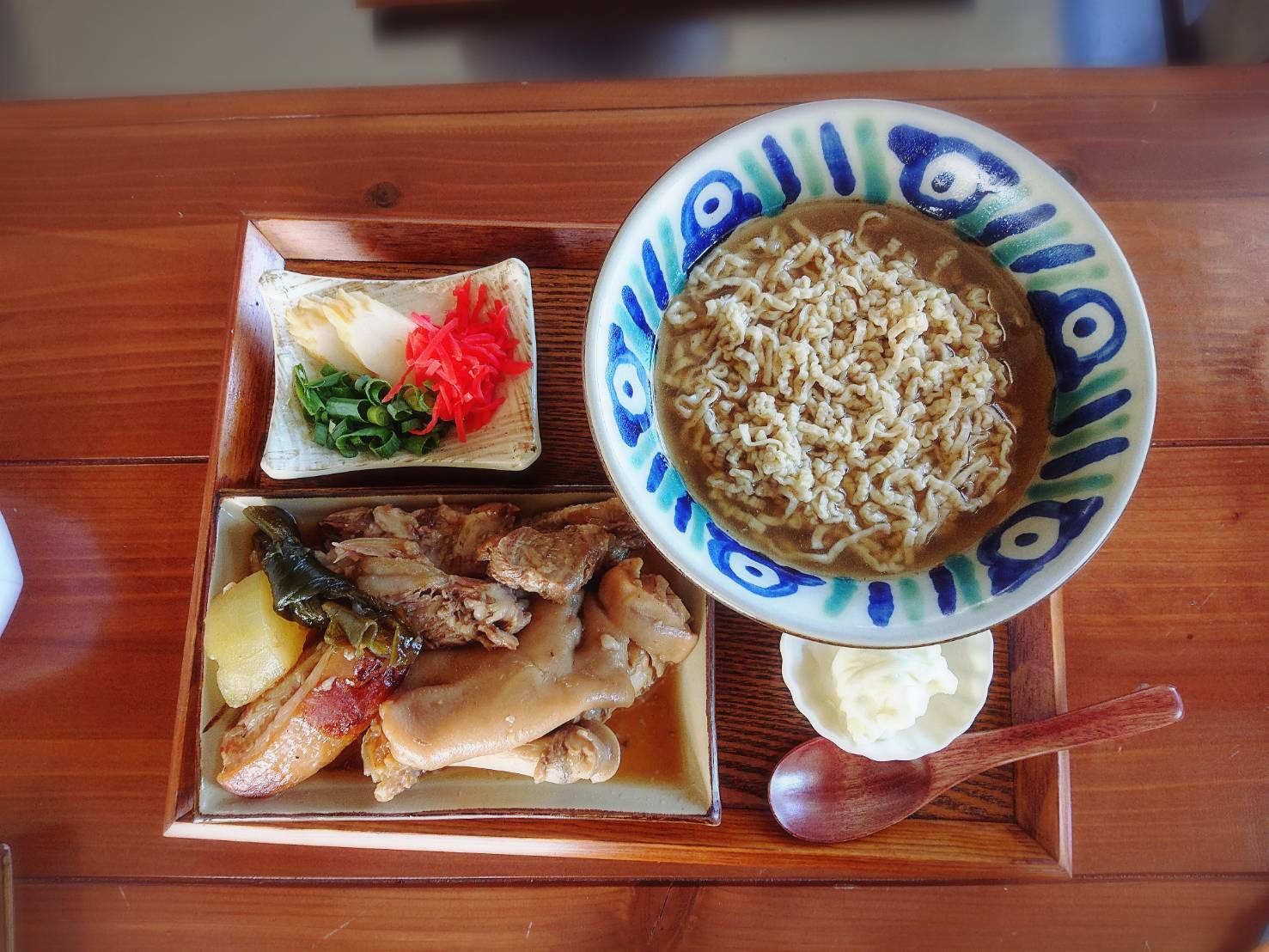 沖縄そばと地魚料理　上原そば