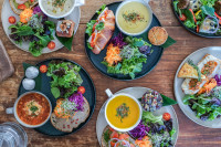 ランチセットは週替わりメニューで提供しています