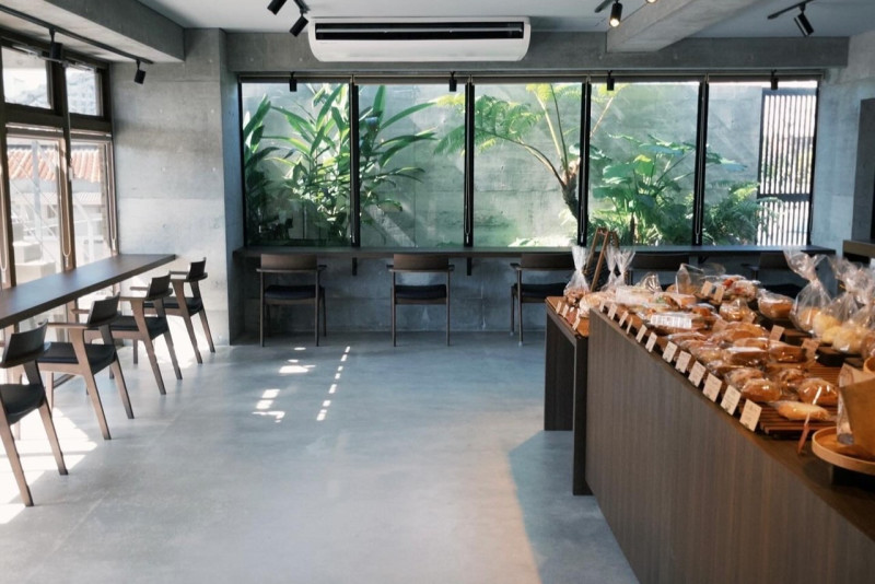 イートインスペースもあり、坪庭を眺めながら食事をお楽しみいただけます