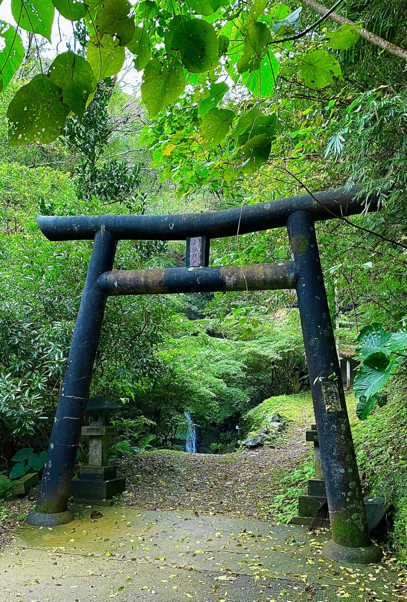 集落内の聖なる滝を祀る七滝神社