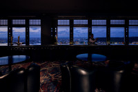 那覇市街を一望するロケーションが自慢のバーラウンジ。