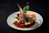 骨付きラム肉のロティトリュフの香る マッシュポテトと茸添え ソースオニオンペッパーと共に