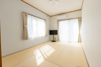 二面から光の差し込む明るい雰囲気のお部屋です。ダブルサイズの敷布団を2セットご用意しています。