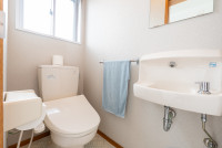 トイレは消臭機能付き温水洗浄機能便座、室内手洗い場を完備しています。