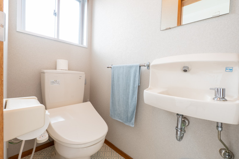 トイレは消臭機能付き温水洗浄機能便座、室内手洗い場を完備しています。