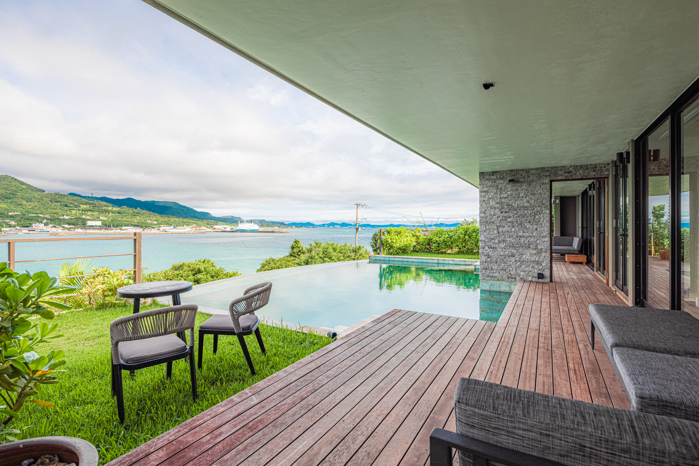 瀬底山水 本館【インフィニティプール付きスイートヴィラ】