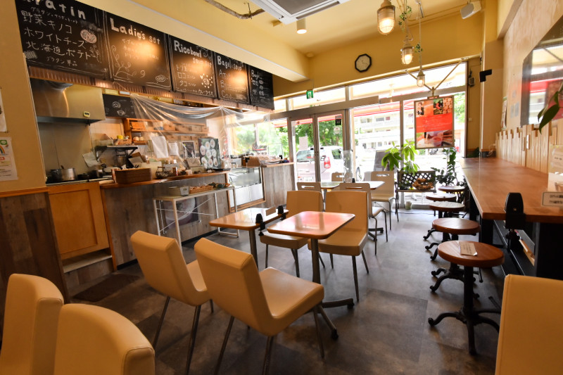 ２０席の店内　イートイン・テイクアウト・ウーバーイーツなのどデリバリーサービスも充実