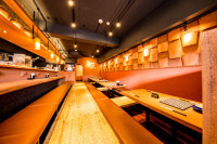 シーサーの口にコンセント。落ち着いて食事を楽しめる居心地の良い空間。