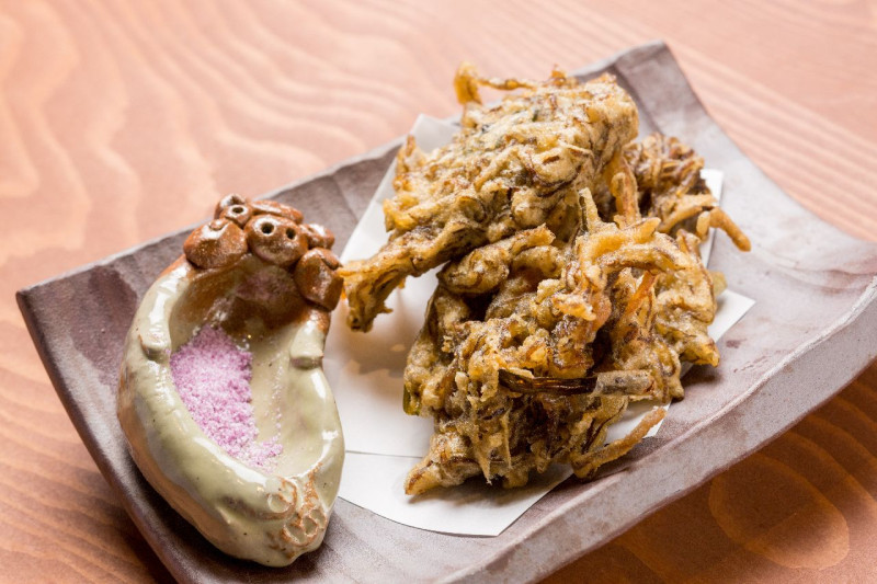 新鮮もずくの天ぷらは外カリ中モチ。自家製出汁塩で味わう絶品。