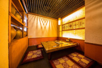 和紙と竹の隙間から柔らかな光が差す癒し空間。お子様連れや接待にも人気。