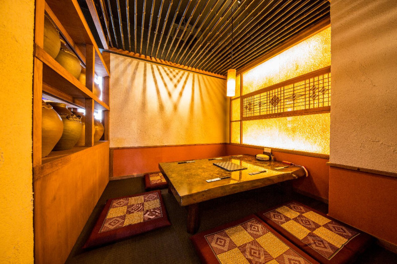 和紙と竹の隙間から柔らかな光が差す癒し空間。お子様連れや接待にも人気。