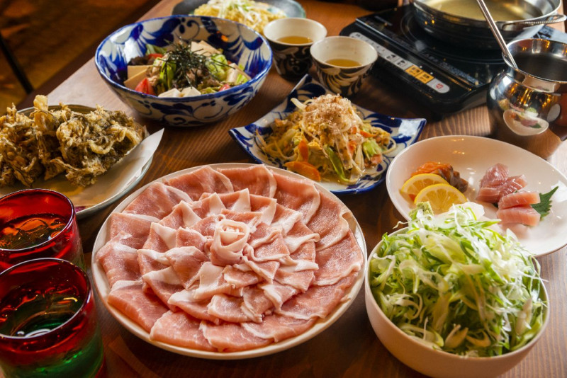 自家製出汁で味わうあぐーしゃぶしゃぶ。旨味を引き立てる至福の一品。