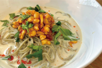 さし草担々麺。カシューナッツの辛味噌とさし草の生葉をトッピングしております。