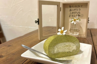 さし草ロールケーキ。さし草が練り込まれたグルテンフリーなロールケーキです。